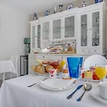 Modern Times Bed & Breakfast 4*