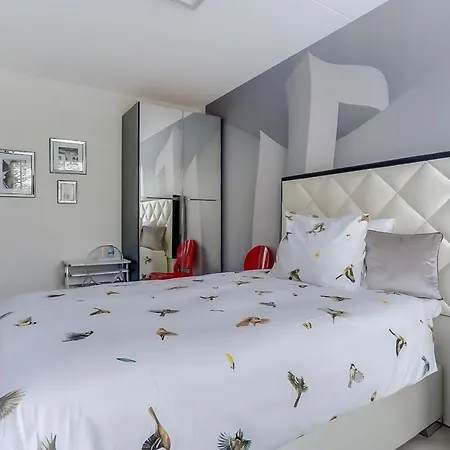 Modern Times Bed & Breakfast 2*