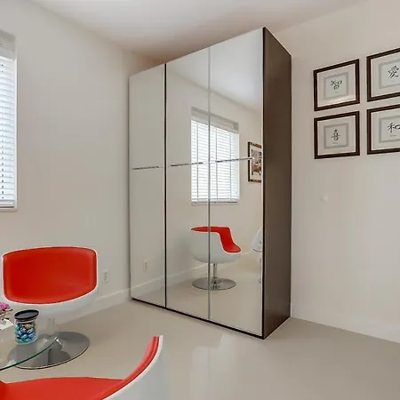 Modern Times 2* أمستردام